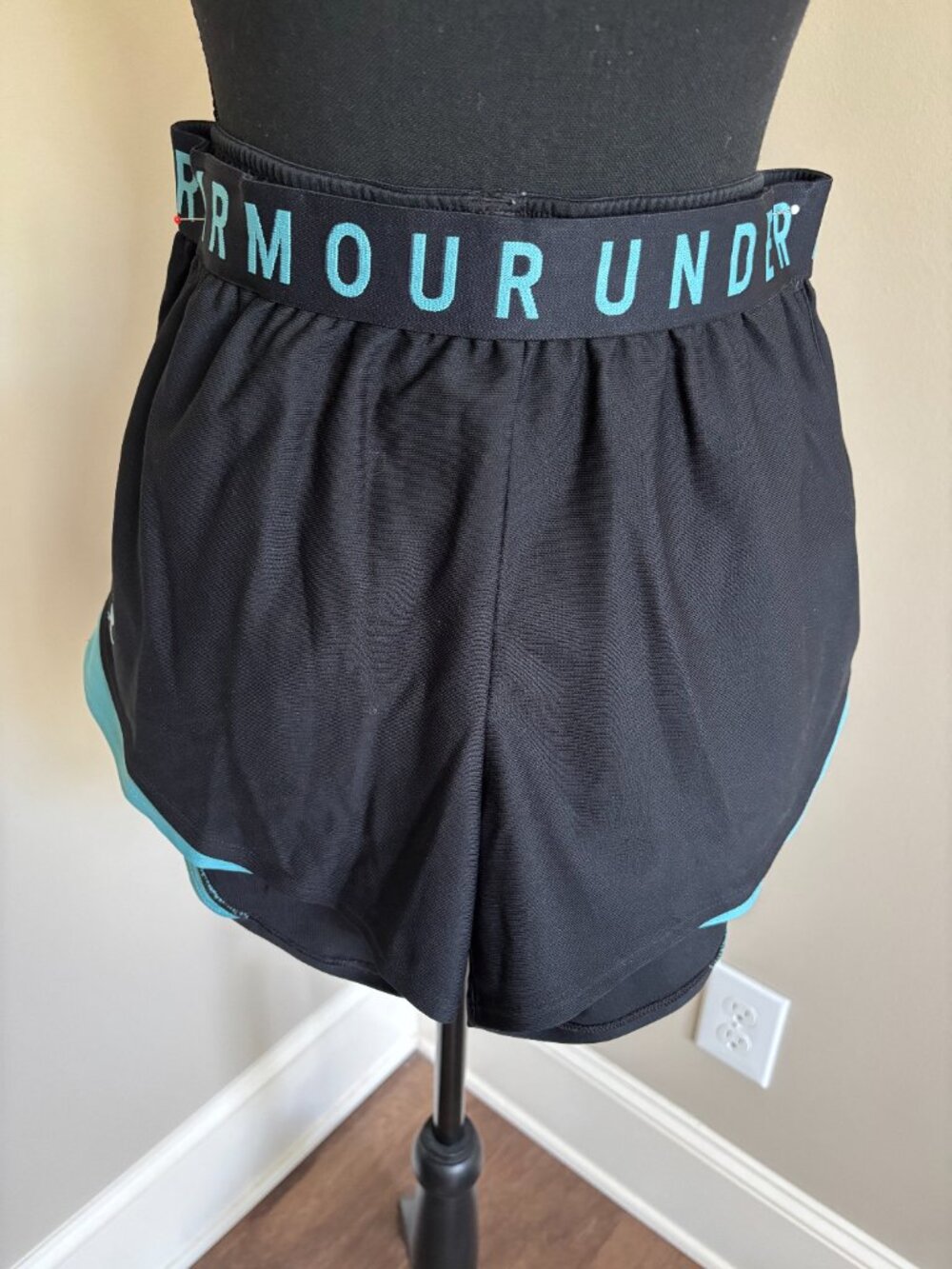 Under Armour Heatgear Black and Aqua Shorts - Picture 3 of 3